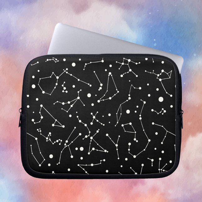 Capa Para Notebook Astrônomos Sonham Padrão de Constelação (Astronomers Dream Constellation Pattern in Black and White Laptop Sleeve Front View)