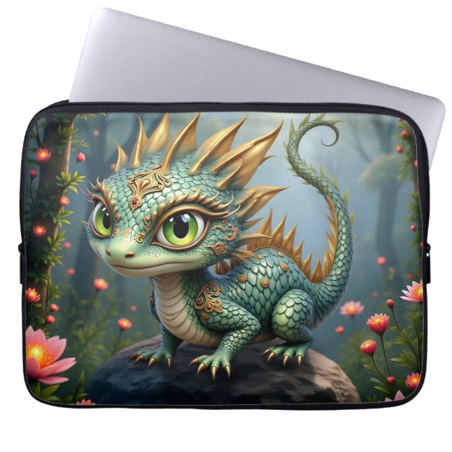 Capa Para Notebook Auren – Pequeno Dragão da Floresta Esmeralda (Frente)