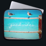 Capa Para Notebook Aves de Caivota Turquoise Ocean Foto Boas Víblias<br><div class="desc">Há boas vibrações por toda a parte sempre que usamos esta fotografia brincalhona, bolsa de laptop neoprena de gaivotas brancas e cinzas felizes relaxando numa cerca de corda contra o oceano de turquesa. Esta capa vem em três tamanhos: 15", 13" e 10". Faz um presente de excelente para alguém especial!...</div>