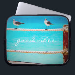 Capa Para Notebook Aves de Caivota Turquoise Ocean Foto Boas Víblias<br><div class="desc">Há boas vibrações por toda a parte sempre que usamos esta fotografia brincalhona, bolsa de laptop neoprena de gaivotas brancas e cinzas felizes relaxando numa cerca de corda contra o oceano de turquesa. Esta capa vem em três tamanhos: 15", 13" e 10". Faz um presente de excelente para alguém especial!...</div>