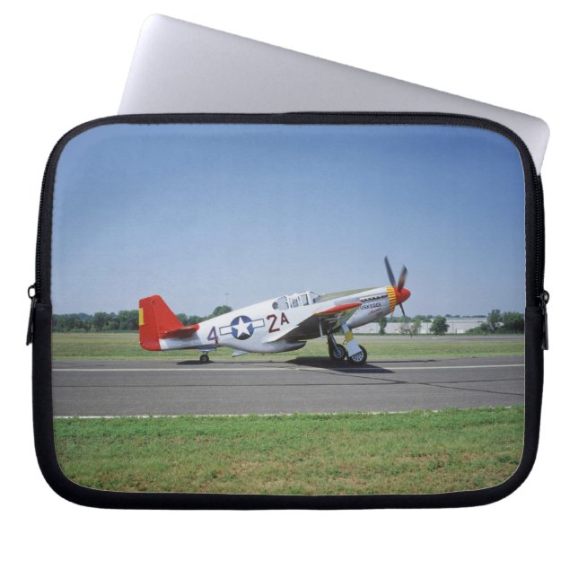 Capa Para Notebook avião P-51 C Tuskegee Red Tail no CAF Air (Frente)