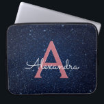 Capa Para Notebook Azuis marinhos & monograma Dourado cor-de-rosa do<br><div class="desc">Azuis marinhos e caixa elegante Dourado cor-de-rosa do monograma do brilho e da faísca do falso. Este caso pode ser personalizado para incluir seus inicial e nome com um céu nocturno celestial azul da meia-noite.</div>