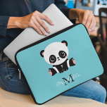 Capa Para Notebook Azul de bolha personalizada Panda branca monograma<br><div class="desc">Um urso panda giro sentado no chão sobre um fundo azul de pastilha elástica. Personalize com seu monograma e nome ou exclua texto em caixas de texto sem nome.</div>