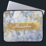 Capa Para Notebook Azul e mármore com folha dourada e reluz<br><div class="desc">Azul e mármore com folha de ouro e minúscula esguicho elegante com nome monograma. Este caso pode ser personalizado para incluir seu primeiro nome.</div>