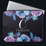 Capa Para Notebook Azul Escuro Monograma com Flores Roxas e Azuis<br><div class="desc">Azul escuro monograma com Bolsa de laptop de Neoprene Flores Roxas e Azuis e personalizado! Personalize com seu próprio nome e nome inicial para um design verdadeiramente exclusivo.</div>
