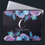 Capa Para Notebook Azul Escuro Monograma com Flores Roxas e Azuis<br><div class="desc">Azul escuro monograma com Bolsa de laptop de Neoprene Flores Roxas e Azuis e personalizado! Personalize com seu próprio nome e nome inicial para um design verdadeiramente exclusivo.</div>