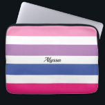 Capa Para Notebook Azul Púrpura, Rosa, com risca personalizada<br><div class="desc">Esta bolsa de laptop moderna e na moda é decorada em riscas ousadas de cor rosa,  roxo,  azul e branco com tipografia preta.
Personalize-o alterando o nome ou fazer-o como um monograma.</div>