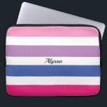 Capa Para Notebook Azul Púrpura, Rosa, com risca personalizada<br><div class="desc">Esta bolsa de laptop moderna e na moda é decorada em riscas ousadas de cor rosa,  roxo,  azul e branco com tipografia preta.
Personalize-o alterando o nome ou fazer-o como um monograma.</div>