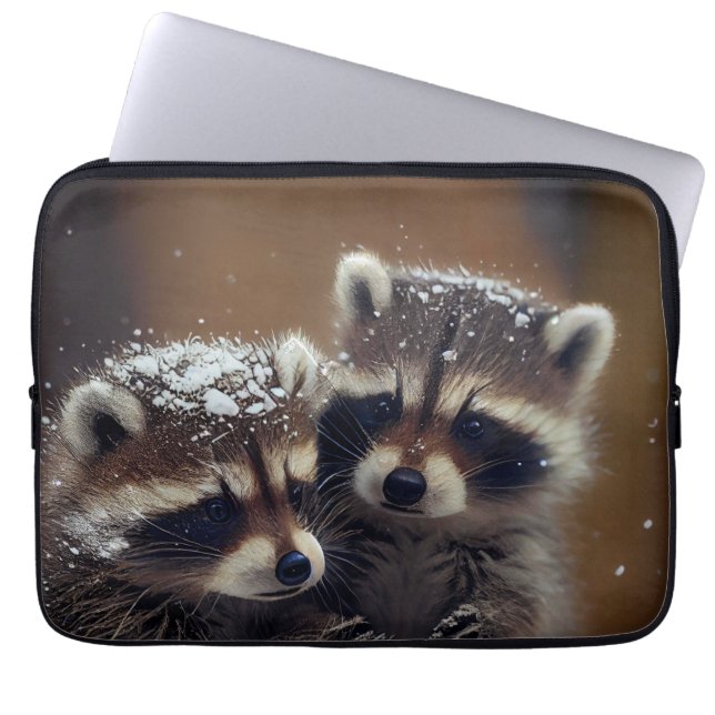 Capa Para Notebook Baby Raccoons Huddle in Falling Snow (Frente)
