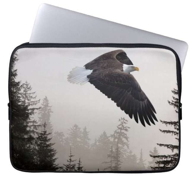 Capa Para Notebook Bald Eagle A Soar Através Da Mist (Frente)