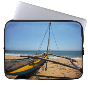 Capa Para Notebook Barco de pesca amarrado na praia