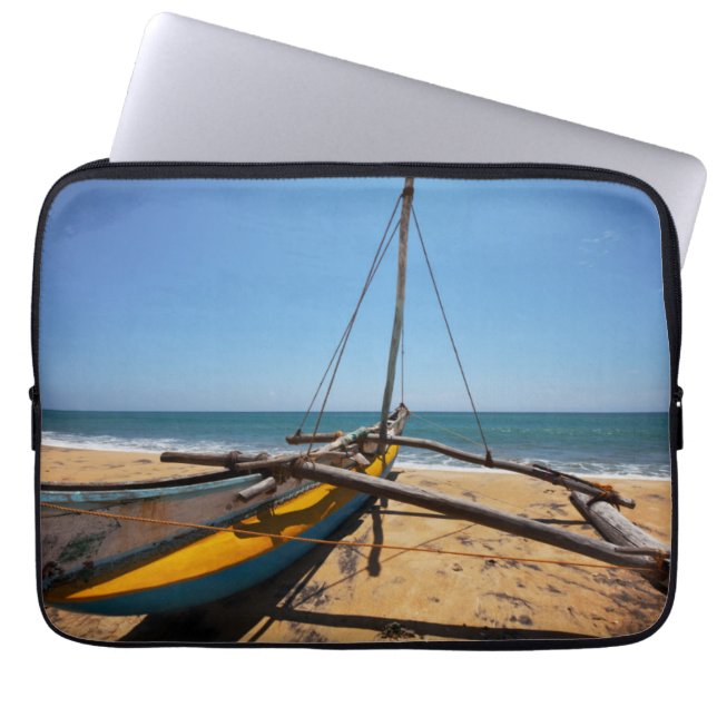 Capa Para Notebook Barco de pesca amarrado na praia (Frente)