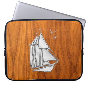 Capa Para Notebook Barco de Velas Prateadas no Decor de Teak Veneers