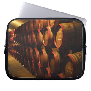 Capa Para Notebook Barris de vinho Tokaj empilhados no Disznoko