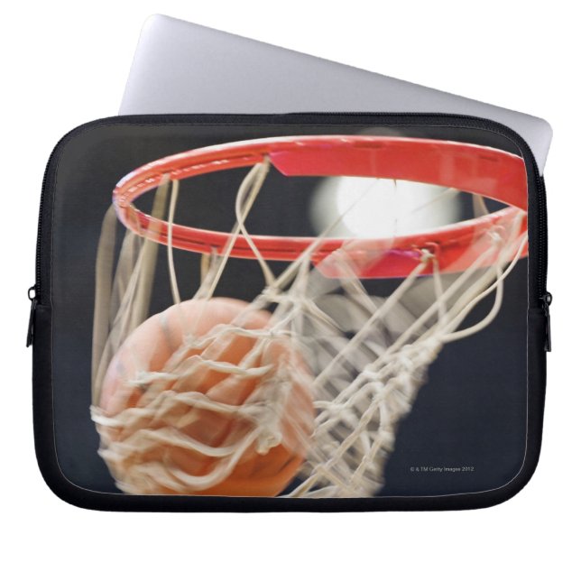 Capa Para Notebook Basquete na cesta. (Frente)
