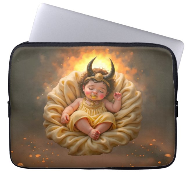 Capa Para Notebook Bebê Isis Adormecida – Deusa da Luz. (Frente)
