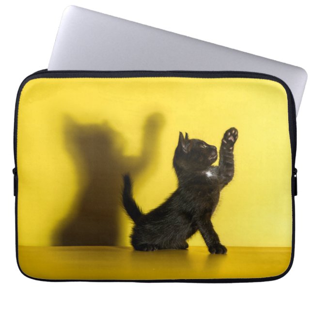 Capa Para Notebook Bebês Mais Pobres | Brinquedo preto (Frente)