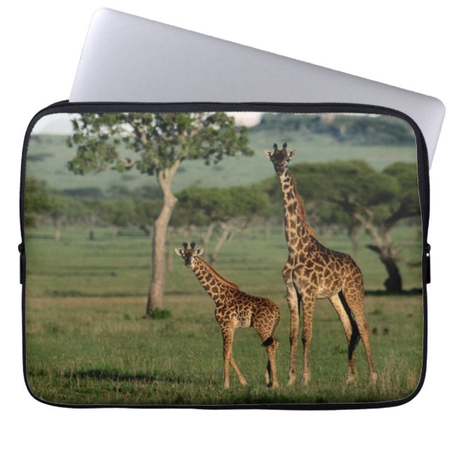 Capa Para Notebook Bebês Mais Pobres | Giraffe Calf & Mama (Frente)