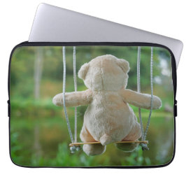 Capa Para Notebook Beer op schommel vanaf de rug.