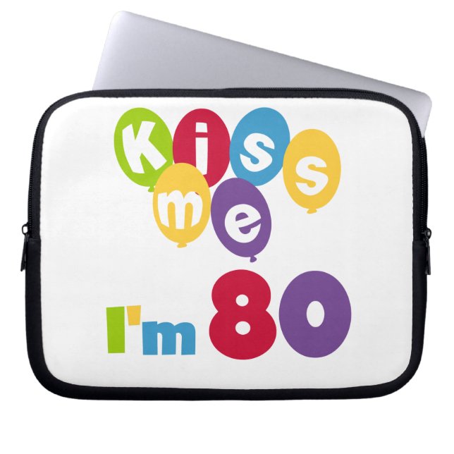 Capa Para Notebook Beije-me, tenho 80 t-shirts e presentes (Frente)