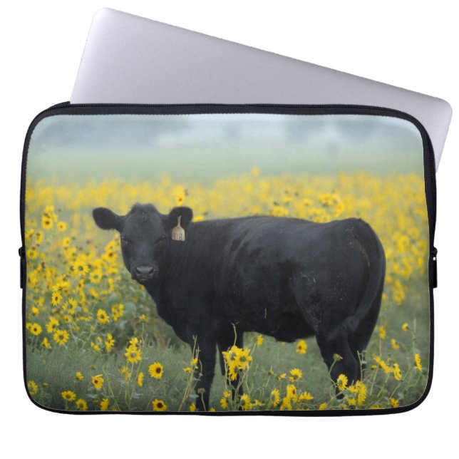 Capa Para Notebook Bezerro Preto em um Campo de Girassóis (Frente)