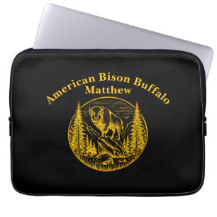 Capa Para Notebook Bison Sentindo Orgulhosamente em uma paisagem natu