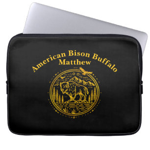 Capa Para Notebook Bison Stands majesticamente em uma paisagem natura