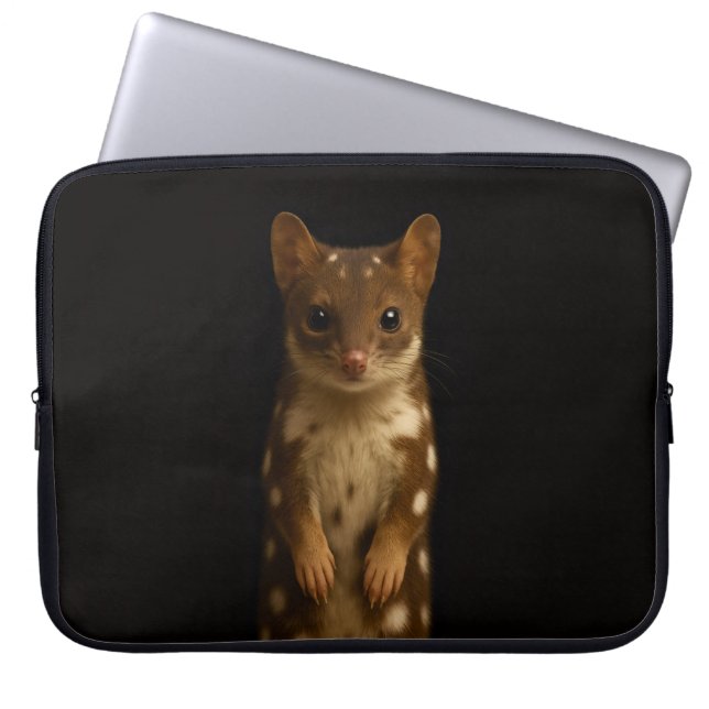Capa Para Notebook Black 4 Luxe Laptop Sleeve, Sweet Quoll (Frente)