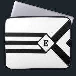 Capa Para Notebook Black Stripes e Chevrons com Monograma em Branco<br><div class="desc">Três chevrons preto-e-branco alternados descem do topo do padrão geométrico e terminam num diamante. Parece uma medalha estilizada pendurada numa fita. O diamante contém um monograma personalizável. Três listras pretas se estendem do fundo do diamante até a base do design vertical. O branco é transparente, então você pode mudá-lo se...</div>