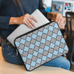 Capa Para Notebook Blue Trellis, Quatrefoil, Lattice marroquina<br><div class="desc">Padrão elegante,  na moda e sofisticado da marroquina de grelha em cinzas e cor azul. Presente moderno e moderno,  perfeito para o amante do trabalho de latência em sua vida.</div>