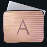 Capa Para Notebook Blush Pink e Dourado Stripes Monograma Girly<br><div class="desc">Mala de monograma elegante,  com lâminas de cor rosa e dourada esbranquiçada. Esse caso pode ser personalizado para incluir seu nome inicial e próprio.</div>