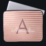 Capa Para Notebook Blush Pink e Dourado Stripes Monograma Girly<br><div class="desc">Mala de monograma elegante,  com lâminas de cor rosa e dourada esbranquiçada. Esse caso pode ser personalizado para incluir seu nome inicial e próprio.</div>
