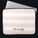 Capa Para Notebook Blush Pink e White Stripes | Nome na caligrafia<br><div class="desc">Este cenário de tendência apresenta listras brancas e cor-de-rosa pinceladas,  com seu nome na caligrafia moderna.</div>