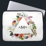 Capa Para Notebook Boho Watercolor Florals Triangle Frame Monograma<br><div class="desc">Boho Watercolor Florals Triangle Frame Bolsa de laptop Monograma. Bolsa de laptop personalizável com ilustração da aquarela,  como rosas e tulipas cor-de-rosa,  branca,  laranja e burgundy com sotaque de folhagem e penas. Personalize adicionando seu próprio monograma. Esta bolsa de laptop boêmica será perfeita como presente.</div>
