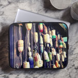Capa Para Notebook Boias de pesca na Bolsa de laptop de Edifício Russ<br><div class="desc">Fluxos e redes de pesca coloridos pendem deste edifício rústico criando um tipo de arte sozinho. Cada flutuador é único e tem uma ou duas histórias de pesca para contar,  e a cena lembra os dias de verão com abundantes frutos do mar e ar salgado.</div>