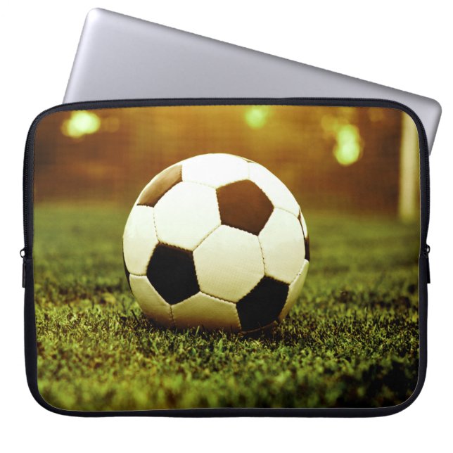 Capa Para Notebook Bola de Futebol na Grama (Frente)