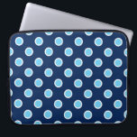Capa Para Notebook Bolinhas azuis claras na Bolsa de laptop azul escu<br><div class="desc">Mantenha o seu laptop seguro com uma capa de neoprene zipada,  com bolinhas azuis claras esboçadas em branco sobre um fundo azul escuro. Imagem criada digitalmente. Copyright © 2015 Claire E. Skinner. Todos os direitos reservados.</div>
