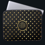 Capa Para Notebook Bolinhas Douradas chic a preto com monograma<br><div class="desc">Uma capa de computador chic para a moda consciente, esta design apresenta um padrão bolinhas dourado sobre um fundo preto contrastante com uma estrutura redonda correspondente e o seu monograma personalizado. Basta editar o texto de exemplo com suas iniciais. As cores douradas utilizadas neste design têm sombreamento sutil e destaque...</div>