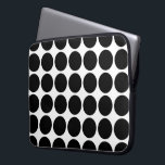 Capa Para Notebook Bolinhas pretas em branco<br><div class="desc">Bolinhas negras negras escuras em fundo branco. O padrão geométrico foi criado do zero. Imagem criada digitalmente. Copyright © 2013 Claire E. Skinner. Todos os direitos reservados.</div>
