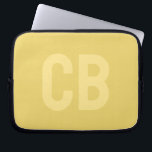 Capa Para Notebook Bolsa de laptop Amarelo Suave de Cor de Tendência<br><div class="desc">Apresentando a cor da primavera da tendência: Amarelo Suave. Bolsa de laptop moderna e na moda com monograma personalizável em uma fonte minimalista. Seu design simples e limpo em uma cor sólida oferece um eterno e um apelo clássico. Explore nossas cores de tendência de primavera para mais produtos da mesma...</div>