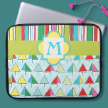 Capa Para Notebook Bolsa de laptop Colorida do Lago Stripes Monograma<br><div class="desc">Esta divertida bolsa de laptop com padrões de listras e barcos multicoloridos está pronta para o seu monograma pessoal. Criado em listras coloridas e barcos à vela abstrato que navegam num lago. Escolha seu tamanho no menu suspenso.</div>