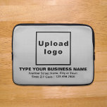 Capa Para Notebook Bolsa de laptop da Marca comercial<br><div class="desc">Bolsa de laptop personalizável que você usa para criar reconhecimento de nome de marca. O conteúdo é o logotipo da sua empresa, nome da empresa ou da empresa, endereço e número de telefone. Design são textos pretos sobre fundo de cinza. Verifique a aparência após carregar o logotipo e digitar textos....</div>