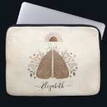 Capa Para Notebook Bolsa de laptop de borboleta de Vintage Monograma<br><div class="desc">Uma bolsa de laptop mística da mariposa boêmica vintage. Uma bela mariposa celestial com folhagem em cores de tons de terra. Personalize-o com o seu nome na frente do cobrir do laptop. Projetado para você pelo Blackberry Boulevard. Outras designs Místicas disponíveis no compro.</div>