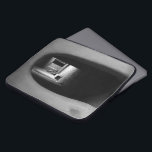 Capa Para Notebook Bolsa de laptop de fotos do Sudoeste do Adobe Pass<br><div class="desc">A bolsa de laptop na moda apresenta uma fotografia a preto e branco de uma passagem de adobe. A foto sudoeste tem profundidade de excelente e começa com uma abertura arredondada em uma parede de adobe. Além disso, uma passagem envolta na escuridão leva a um pátio banhado à luz do...</div>