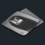 Capa Para Notebook Bolsa de laptop de fotos do Sudoeste do Adobe Pass<br><div class="desc">A bolsa de laptop na moda apresenta uma fotografia a preto e branco de uma passagem de adobe. A foto sudoeste tem profundidade de excelente e começa com uma abertura arredondada em uma parede de adobe. Além disso, uma passagem envolta na escuridão leva a um pátio banhado à luz do...</div>