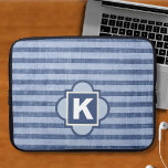 Capa Para Notebook Bolsa de laptop de Monograma com Faixa Azul de Cor<br><div class="desc">Esta bolsa de laptop com padrão de listra colorida de denim esportivo está pronta para seu monograma pessoal. Criado em tons de marinho e azul esmaecido. Escolha seu tamanho no menu suspenso.</div>