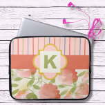 Capa Para Notebook Bolsa de laptop de Monograma Floral Coral<br><div class="desc">Esta bolsa de laptop floral e listrada está pronta para o seu monograma pessoal. Criado em uma paleta bonito de tons cor-de-rosa coral e verdes suaves Escolha seu tamanho no menu suspenso.</div>