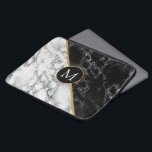 Capa Para Notebook Bolsa de laptop de Monograma Pedra Branca<br><div class="desc">Trendy Black & White Marble Stone - Adicione Sua Carta / Ano - Idade / Número / Mais. Design por MIGNED</div>