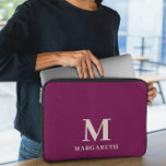Capa Para Notebook Bolsa de laptop de Monograma Vermelho de Vinho Ele<br><div class="desc">Bolsa de laptop Elegante de Monograma Vermelho Proteja o seu laptop com esta bolsa de laptop vermelha e bege de vinho brilhante. Personalize-o facilmente com seu próprio nome ( ou qualquer outro nome), clicando no botão "PERSONALIZAR ESTE MODELO". Esta bolsa de laptop é para aqueles que querem proteger o laptop...</div>