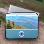 Capa Para Notebook Bolsa de laptop de Montagens do Enfumaçado Persona<br><div class="desc">Esta bolsa de laptop personalizada apresenta uma imagem estilizada do Newfound Gap no Parque Nacional das Montanhas do Enfumaçado Excelente, um belo parque montanhoso que se estende entre Cherokee, no oeste da Carolina do Norte, e Gatlinburg, no leste de Teneso. Ele também apresenta o seu círculo inicial rodeado por um...</div>